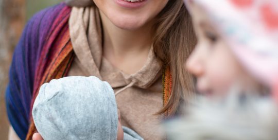 Liebe und Nähe zu Kindern durch Tragen